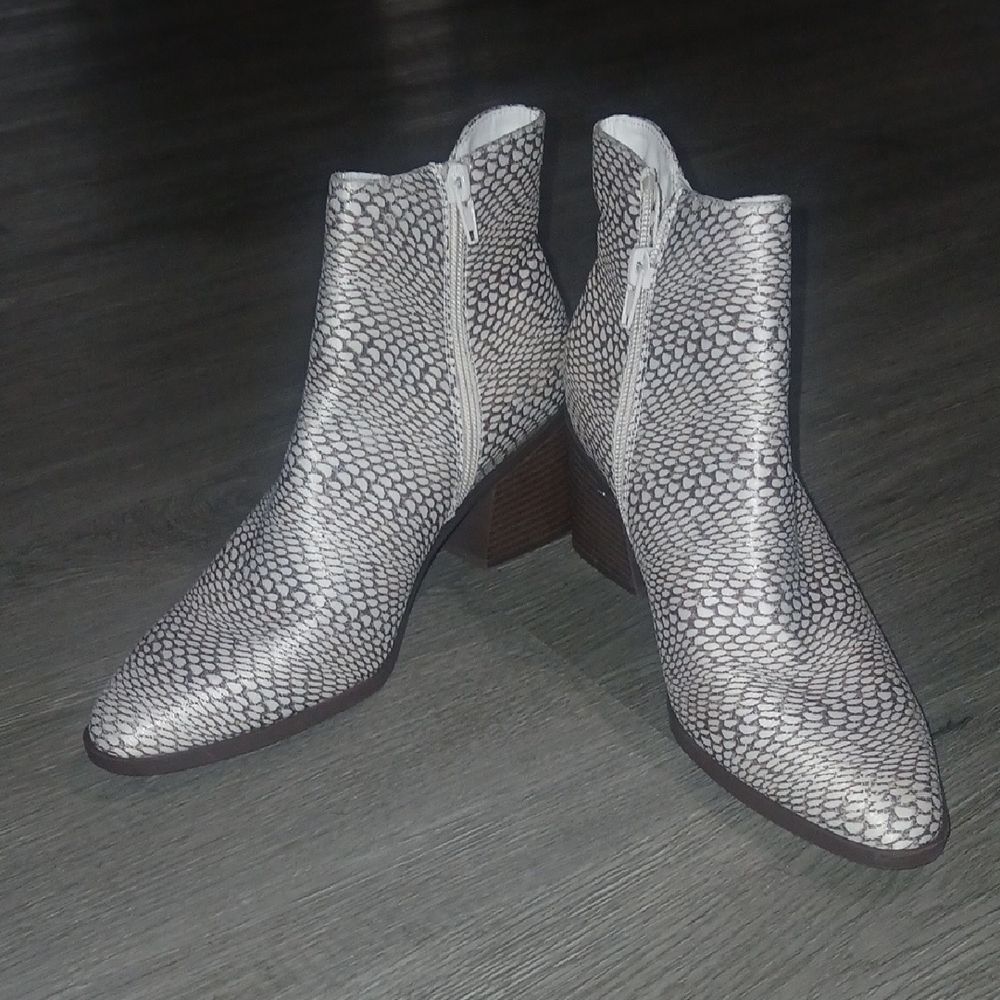 The Limited Kiki Chelsea  Stylish Snake Print Ankle Boots Sz 7.5 NWOT